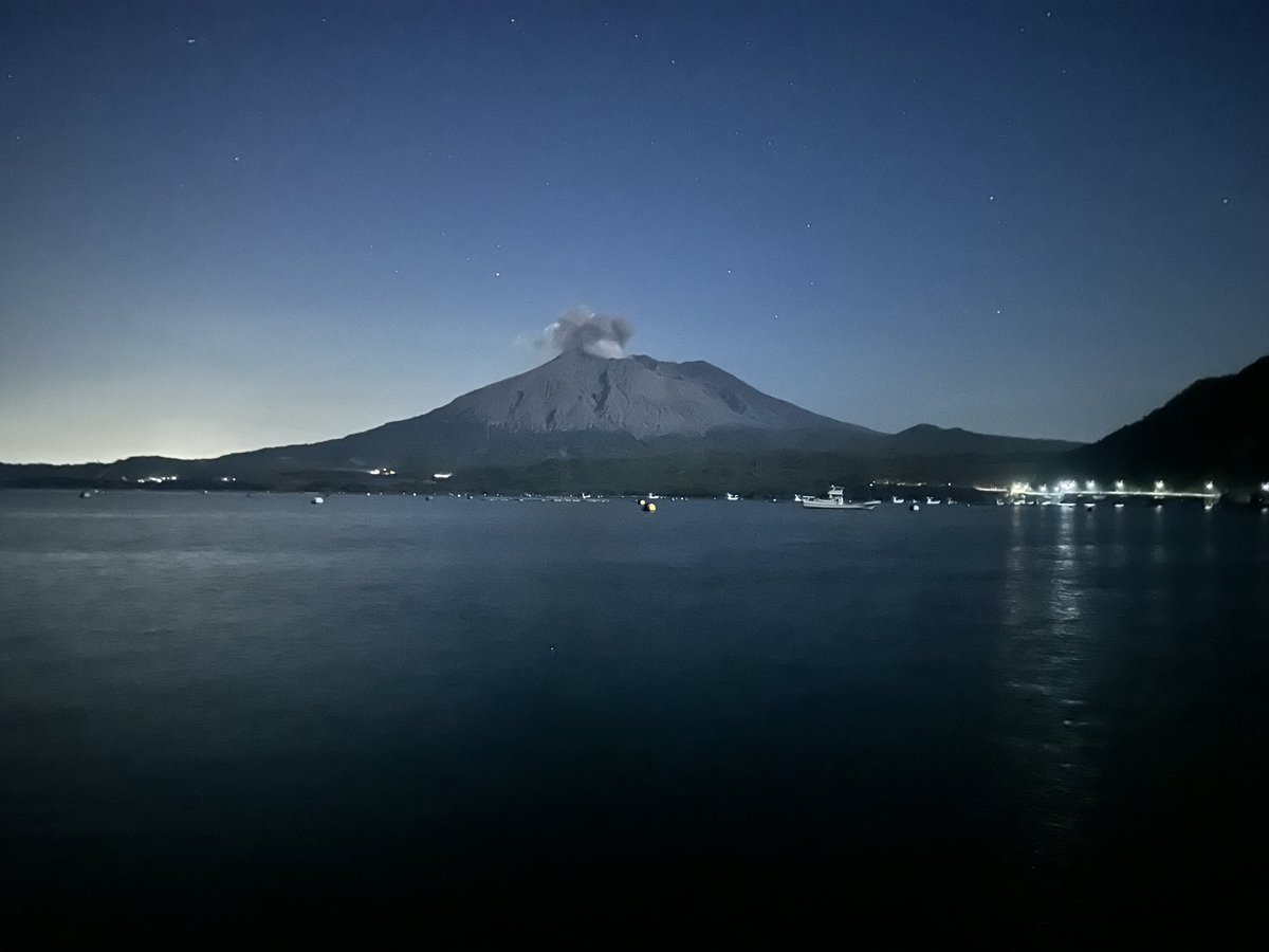 umideasobu's tweet photo. 今夜は家族からイカ釣って来い指令が出されました。
釣れないです😂
iPhoneカメラのナイトモードで遊んでます。
#エギング
#桜島 https://t.co/Fg4aUF9VtZ