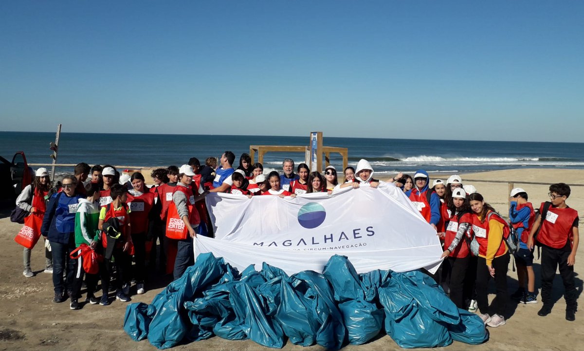 "500 Magalhães Limpam as Praias". 
📍 Praia Velha, Marinha Grande.

 200kg de lixo foram recolhidos em apenas uma das praias envolvidas na ação desta manhã.

#circumnavegação #fernãodemagalhães #magalhães500 #limpezadepraias #oceano #sustentabilidade