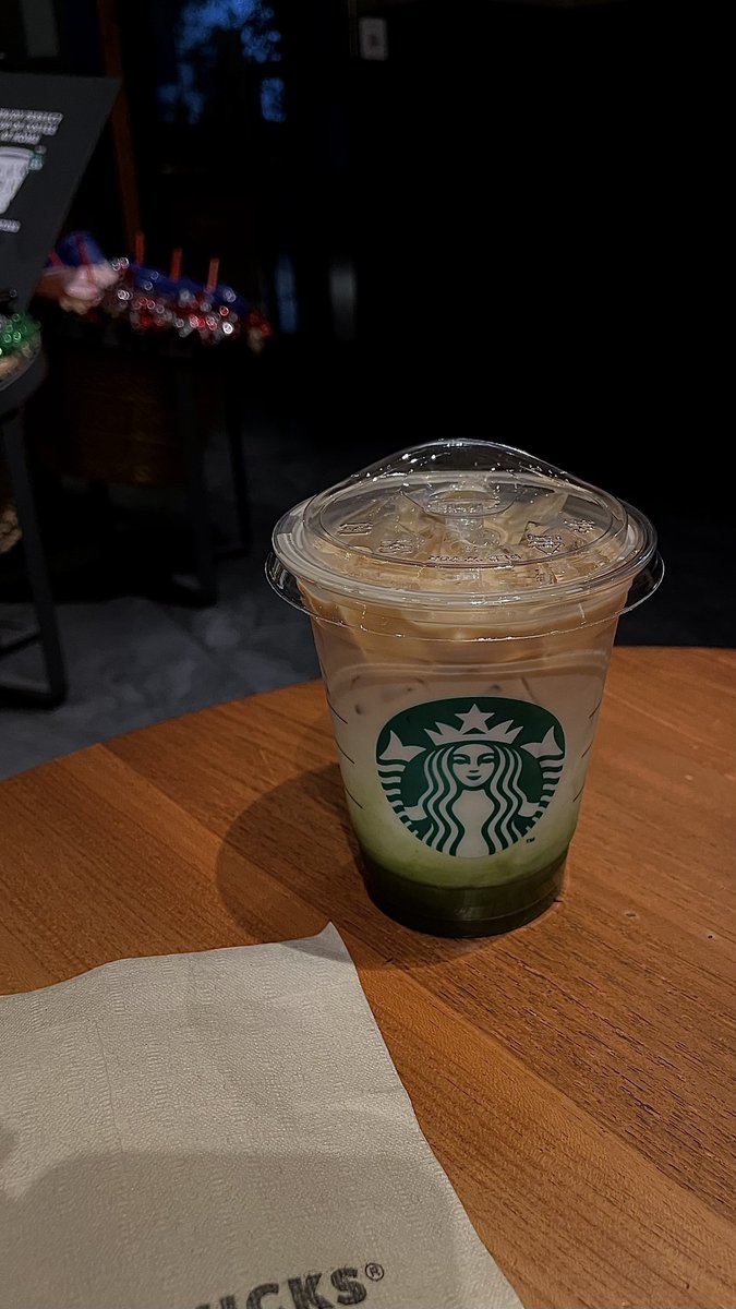 nocturnalcutie's tweet photo. Long time no matcha espresso fusion! 

My comfort menu at starbucks🍵

Wangi matcha, bitter kopi + manis susu is a good combination (for me). Aku selalu adjust minta espressonya di 1/2 shot aja biar ga terlalu pahit.

It's free and I'm happy<3 
#dindinchomp https://t.co/iCP9CvMv7s