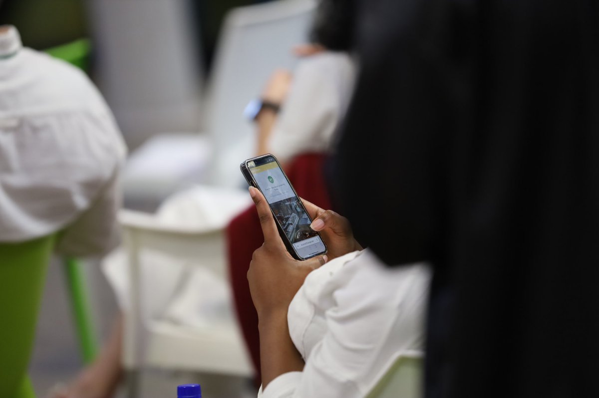 4otune's tweet image. Interactive presentation from team 3 Trashketeers. They made the audience to pull out their phones and engage with their solution 👌🏾

#hackMYCITY