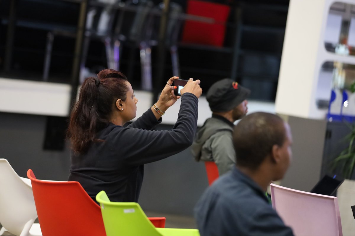 4otune's tweet image. Interactive presentation from team 3 Trashketeers. They made the audience to pull out their phones and engage with their solution 👌🏾

#hackMYCITY