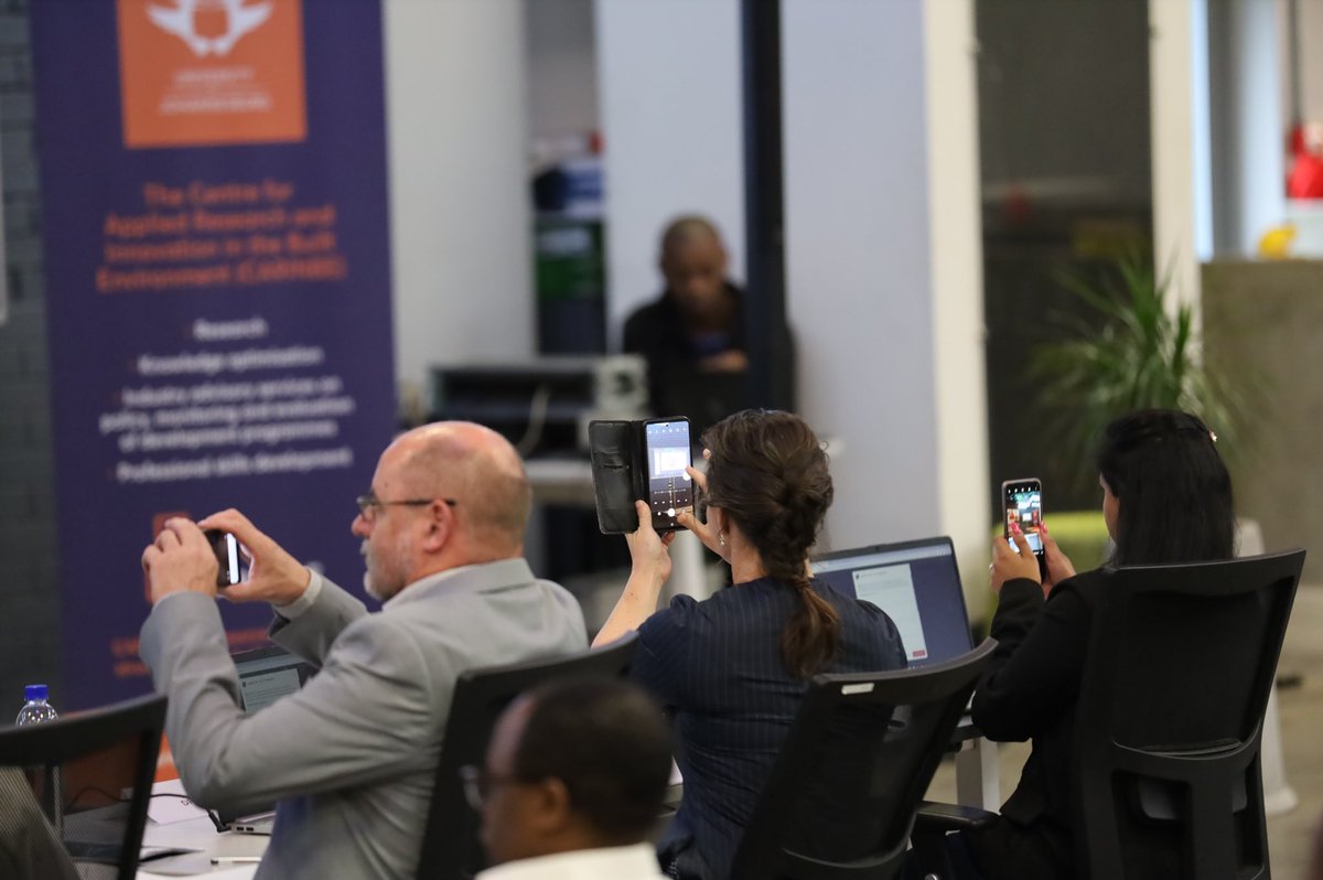 4otune's tweet image. Interactive presentation from team 3 Trashketeers. They made the audience to pull out their phones and engage with their solution 👌🏾

#hackMYCITY