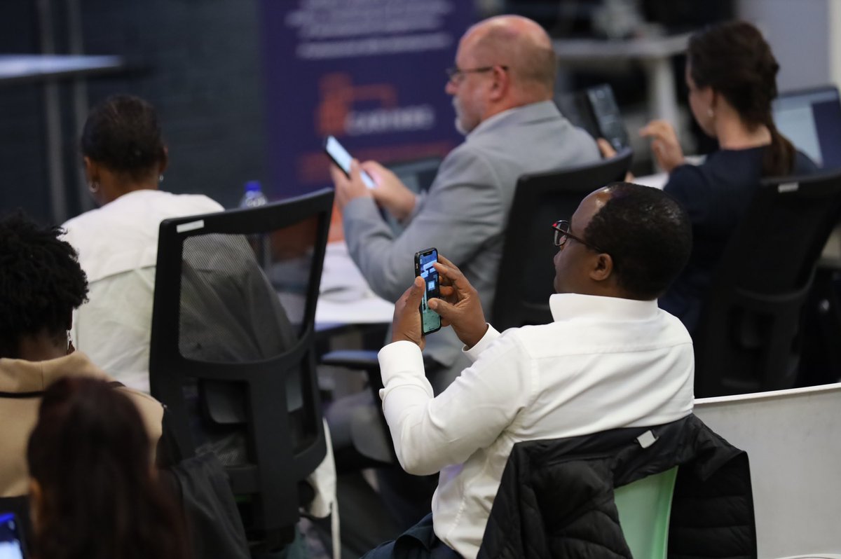 4otune's tweet image. Interactive presentation from team 3 Trashketeers. They made the audience to pull out their phones and engage with their solution 👌🏾

#hackMYCITY