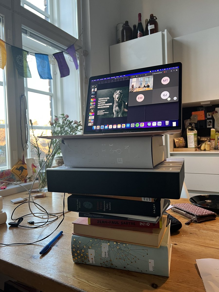 Viikon kruunuksi luovan kirjoittamisen koulutusta Uudenmaan TE-toimiston blogiringille. Siellähän lähti luovuus aivan käsistä perjantai-iltapäivän tunnelmissa. Kiitos, oli hauskaa! @UUDELY #luovuus #kirjoittaminen <a href="/kirjoittajat/">Kirjoittajaklubi.fi</a>