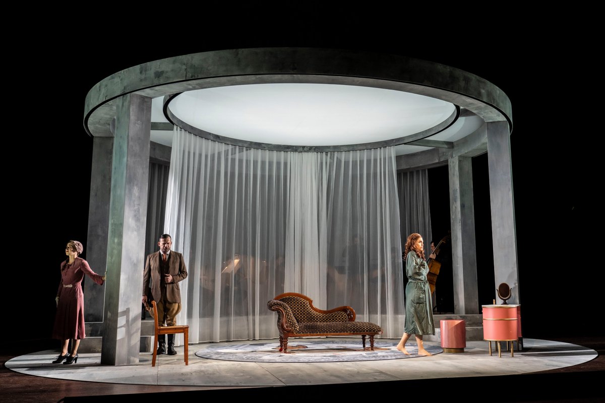 Reisopera's tweet photo. Vanavond start de hernemingstour van onze #pocketopera La traviata: we reizen de komende weken naar 11 steden, waaronder 8 fonkelnieuwe speelsteden! Vanavond starten we in onze thuisstad @enschede @Wilminktheater https://t.co/x65XiDsnYo #NLROTraviata https://t.co/5dCuD9BVRS
