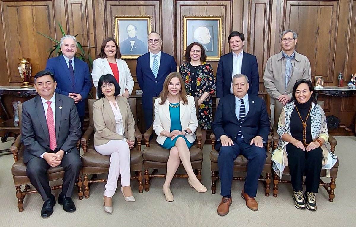 userena's tweet photo. ⭕️[AHORA] Directiva y soci@s de la Asociación de Directivos Superiores de las Facultades de Administración, Negocios o Empresariales saluda a la Rectora #ULS, Dra. Luperfina Rojas, quien culmina su gestión como presidenta de #ASFAE https://t.co/29RBJwuif4