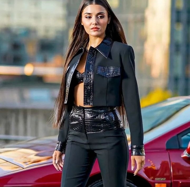 HandeEda8's tweet photo. Dünyanın en güzel prensesi Dünyanın en güzel insanı 💞 @HandeErcel #HandeErcel #ErcelHande #Hande #HandeKerem https://t.co/oUTPDSRUDX