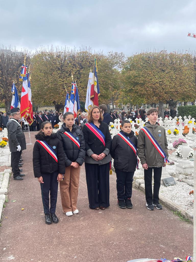 🇫🇷 Aujourd'hui, #Clichy, ses élus, ses associations d'anciens combattants, ses porte-drapeaux, sa jeunesse ont commémoré l'#Armistice, la fin de combats extrêmes et abominables, marquant encore la mémoire nationale. Merci au CCJ et au collège Jean Macé de leur présence.