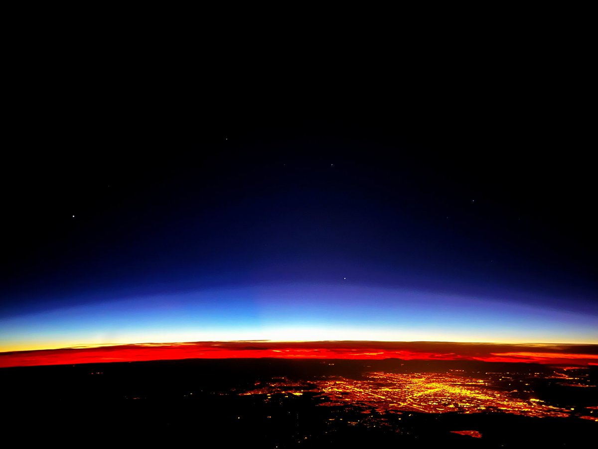 @AV8intheblue “Seek out the things on the edge, the things in balance. There's a reason why we see beauty in the sunrise and the sunset, in the change of the seasons, and where the land meets the sea.” - Kevin A. Kuhn

#sunriseoverphoenix  #HNLtoDFWflt102 #dreamliner787