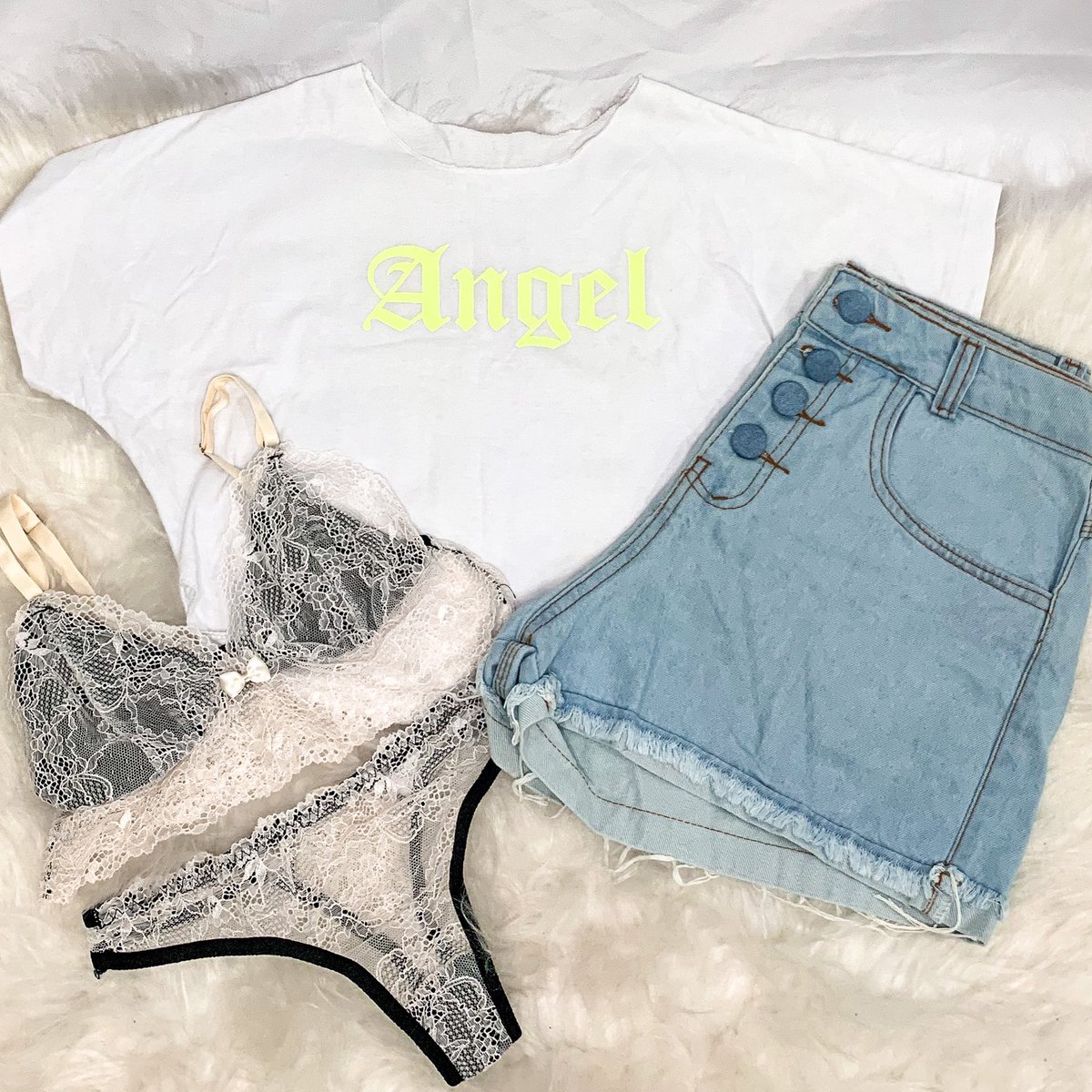 Clean girls mood ✨

Um lookinho básico e fresquinho pro dia a dia que amamos ♥️

Cropped 💰R$29,99
Short jeans 💰R$59,99
Lingerie 💰R$29,99

Compre via direct ou WhatsApp 📲 Ganhe um cropped de brinde nas compras acima de R$100,00