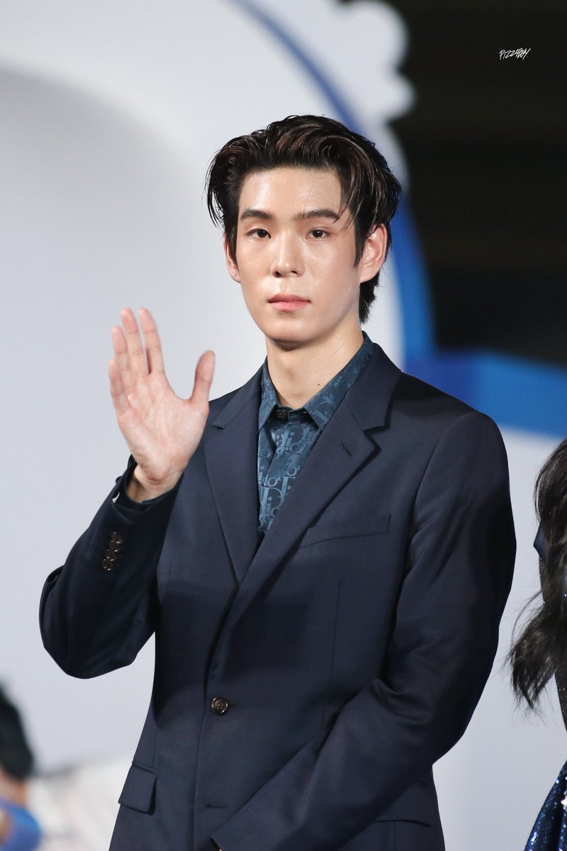 PIZZABOY_JJ's tweet photo. - 221111 - วันนี้หล่อมากครับบ 🫶🏻💙

#KingPower
#เฟสทีฟนี้ฉลองความสุขที่คิงเพาเวอร์
#JAYLERR https://t.co/UVbvZuQDIB