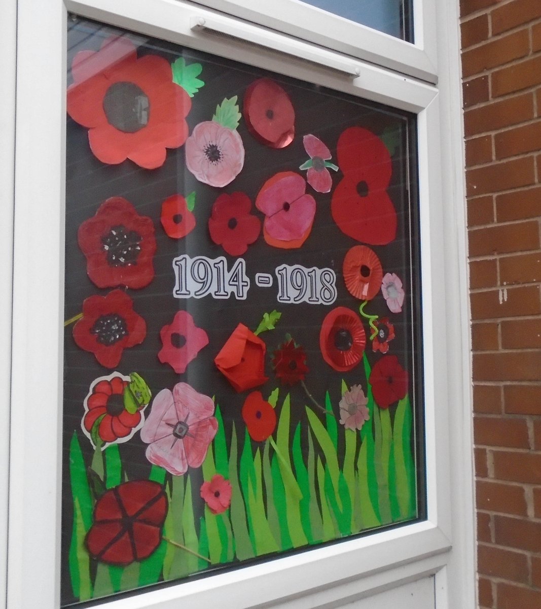CHS_ArtDept's tweet photo. Year 7's have been busy creating beautiful poppies for  Remembrance day. https://t.co/KQlsZjxYCw