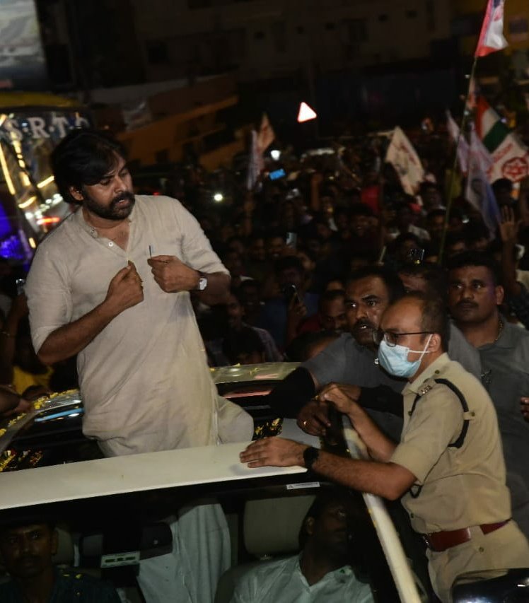 TeluguChegu's tweet image. అప్పుడు వైజాగులో పవన్ కళ్యాణ్ చెయ్యి ఊపకూడదు అని చెప్పినవాడు ఏసీపీ...

ఏసీపీ పైన డీసీపీ ఉంటాడు, డీసీపీ పైన సీపీ ఉంటాడు, సీపీ పైన డీజీపీ ఉంటాడు...
ఆ డీజీపీ బైట కాపలా కాస్తుంటే పవన్ కళ్యాణ్ మోడీ లోపల చర్చించుకుంటారు...

అది ఇప్పుడు నడిచి వస్తున్న చరిత్ర