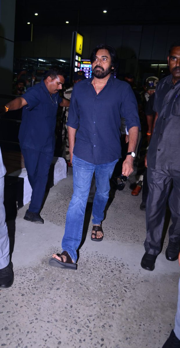 TeluguChegu's tweet image. అప్పుడు వైజాగులో పవన్ కళ్యాణ్ చెయ్యి ఊపకూడదు అని చెప్పినవాడు ఏసీపీ...

ఏసీపీ పైన డీసీపీ ఉంటాడు, డీసీపీ పైన సీపీ ఉంటాడు, సీపీ పైన డీజీపీ ఉంటాడు...
ఆ డీజీపీ బైట కాపలా కాస్తుంటే పవన్ కళ్యాణ్ మోడీ లోపల చర్చించుకుంటారు...

అది ఇప్పుడు నడిచి వస్తున్న చరిత్ర