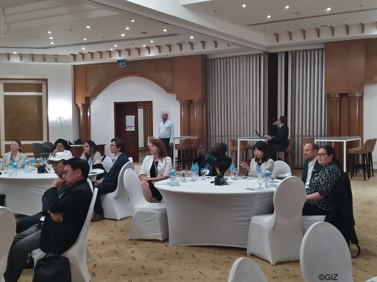 TrackingClimate's tweet photo. 💐A big thank you to the various #PATPA member countries and member organisations joining yesterday's Partnership Meeting at #COP27 and engaging in lively discussions! 🙏Getting ready for the #EnhancedTransparencyFramework ! #ETF 💪 https://t.co/clUZIsy1Gb