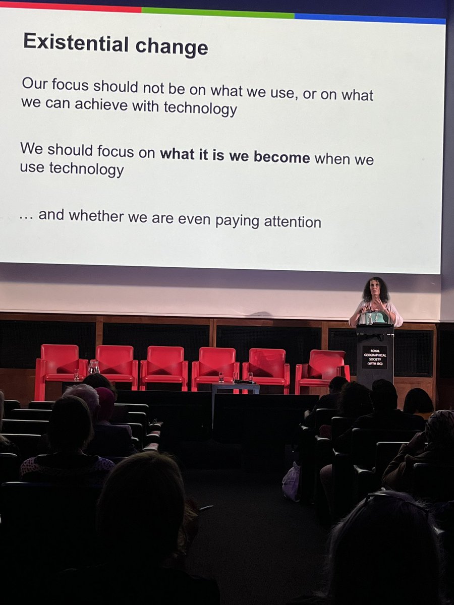 Thought-provoking plenary session by @drellaway on technology changes everything and nothing in medical education. The focus should be on what it is we become when we use technology, she hints. #TransformMedEd22 #transformmed