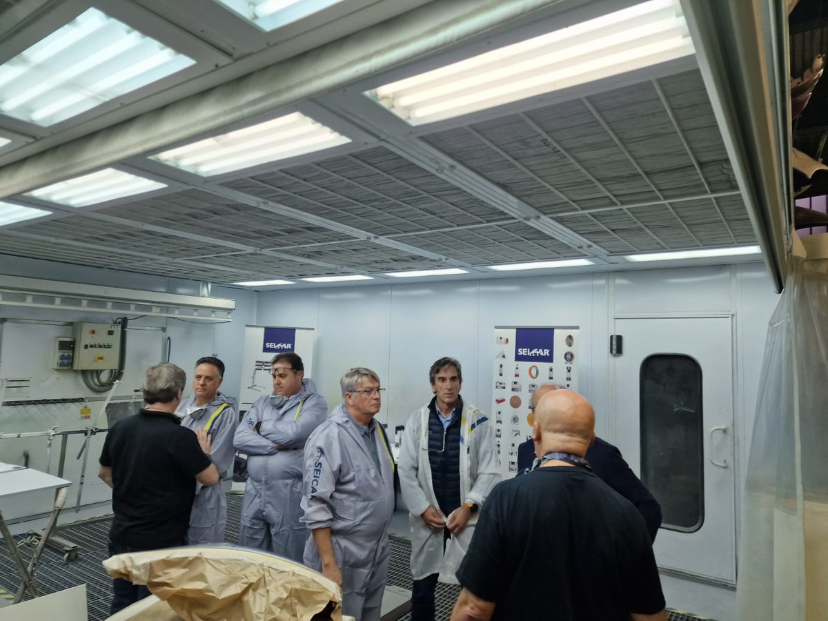 Automozioa_db's tweet photo. Los compañeros de #seicar probando una nueva gama de productos para reparación en carrocerías.
Produkti berrien erabilpena ikusten #seicar eko lagunak gure instalakuntzetan.
#barniz #carroceria #kit #colaboracion https://t.co/fCR1jJy2UB