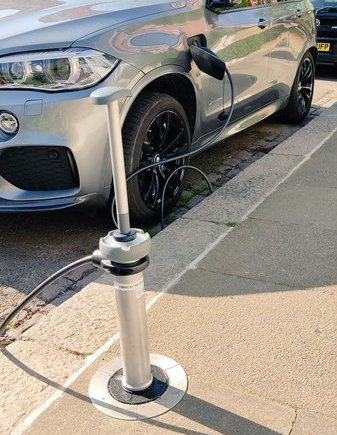 Prima Idee, wird in London bereits umgesetzt (die Fahrer stöpseln ihr Auto mit diesem Aufsatz in eine Buchse im Bürgersteig ein)