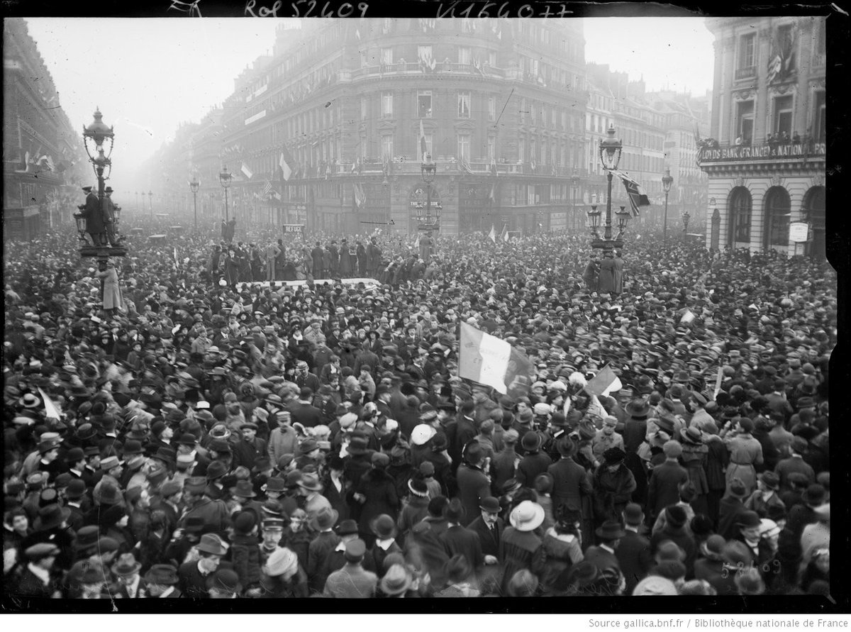19141918online's tweet photo. @RemiDalisson Image: Agence Rol: Place de l'Opéra et rue de la Paix, le jour de l'armistice [du 11 novembre 1918], black-and-white photograph, Paris, France, 1918; source: Gallica, Bibliothèque nationale de France, Rol 52409, https://t.co/pqTyB196fg (Public Domain) https://t.co/5SCjb0Xi24