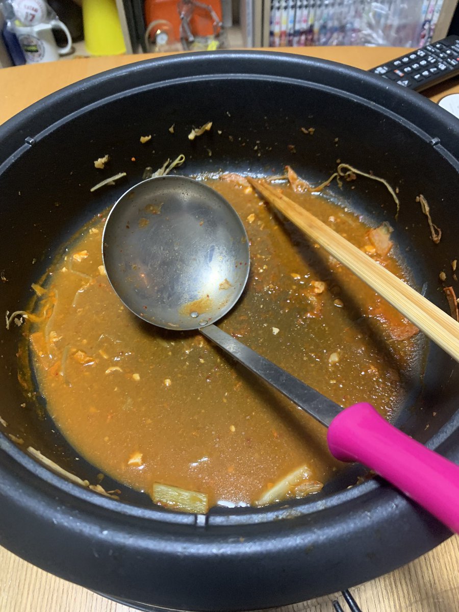 mainichinabeo's tweet photo. 味噌鍋追加。キムチ鍋と混ざって旨辛味噌みたいになって最高…って言いたかったけど、野菜入れすぎて味うっすぅ〜なったわ。
#毎日おなべ #おなべ #つぎたし #ONABE #Oisii #おいしい #野菜は切らない #鍋は洗わない #味噌鍋 #キムチ鍋 https://t.co/xmNbpysTHO