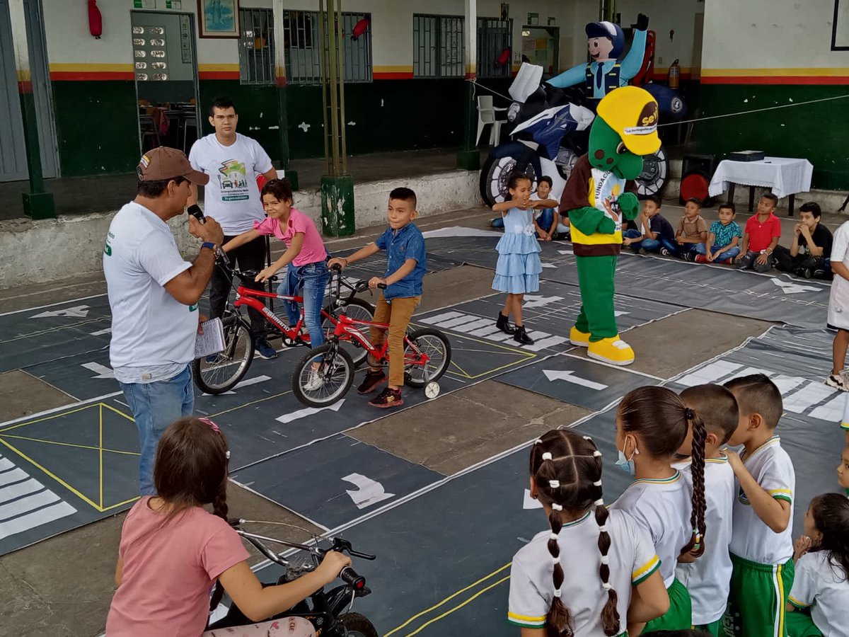 FunSoltransvial's tweet photo. Educación vial en nuestros niños futuros actores viales es fundamental para asegurar la movilidad y seguridad vial del país. Y así es como la disfrutan los colegios de Florencia Caqueta 🚸✅

#funsoltransvial #seguridadvial #educacionvial #parquevial #seguridadvialparaniños https://t.co/vzkTzuzteL