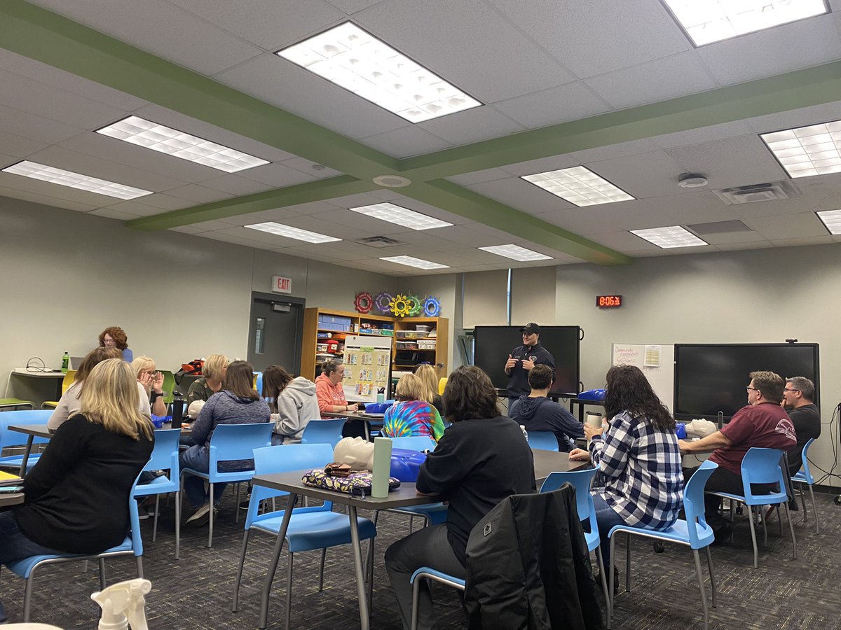 drabate_dlms's tweet image. Thank you @deerlakessd and Mike Caplan using our morning to refresh our CPR skills! @DLMSPrincipal