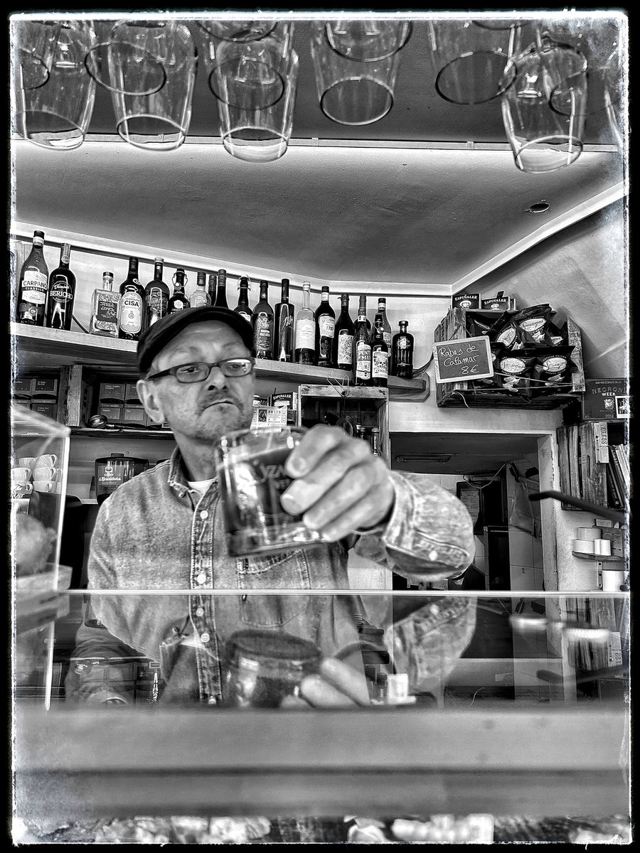jgon71's tweet photo. Aupa!!! Sin prisas..
#streetphotography #StreetArt #blackandwhitephotography #tournov2022 #iPhone14Plus #snapsed https://t.co/ZNHifpvkIE
