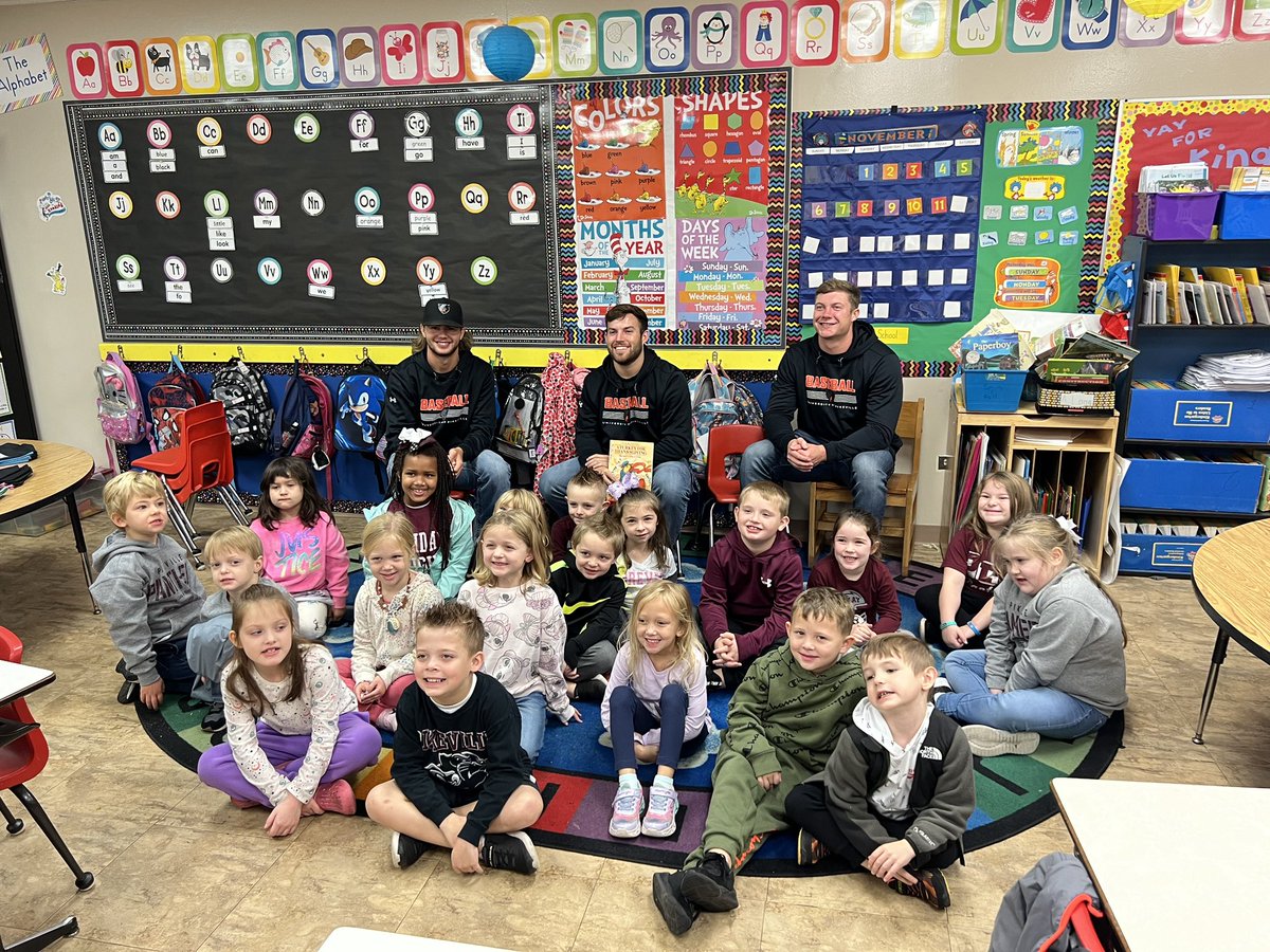 UPikeBase's tweet photo. Reading with The Bears! Our guys spent the morning reading to the students of Pikeville Elementary. #climbthemountain https://t.co/iQonQ1vf82
