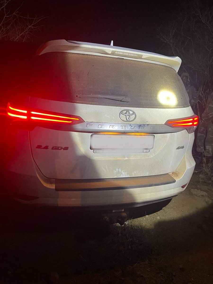 Veetra__'s tweet photo. SANDF Soldiers confiscated all 4 x stolen/hijacked vehicles driving towards the Limpopo River to Zimbabwe which were all identified as Toyota Fortuner GD 6, 4 x 4. The two were T/Fortuner 2.8 GD 6 valued at R2400000 and the other two were T/Fortuner 2.4 GD 6 valued at R1800000... https://t.co/IZXJBt9oGb