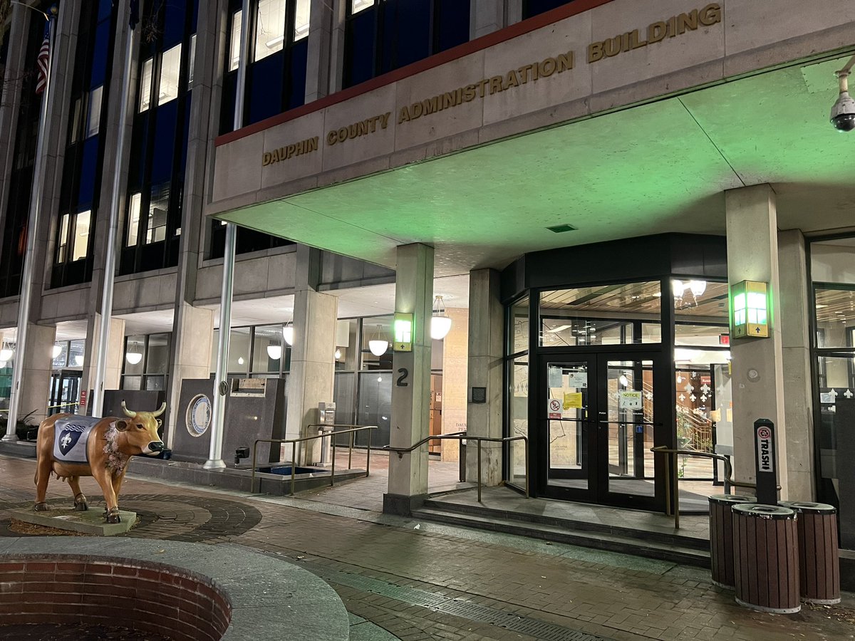 Shine a 🟢 light to support our military heroes.
Our neighbors at the State Capitol Complex and <a href="/PennStHershey/">Penn State Health</a> joined us for <a href="/NACoTweets/">NACo Digital Team</a> #OperationGreenLight to renew efforts to assist and honor our veterans.