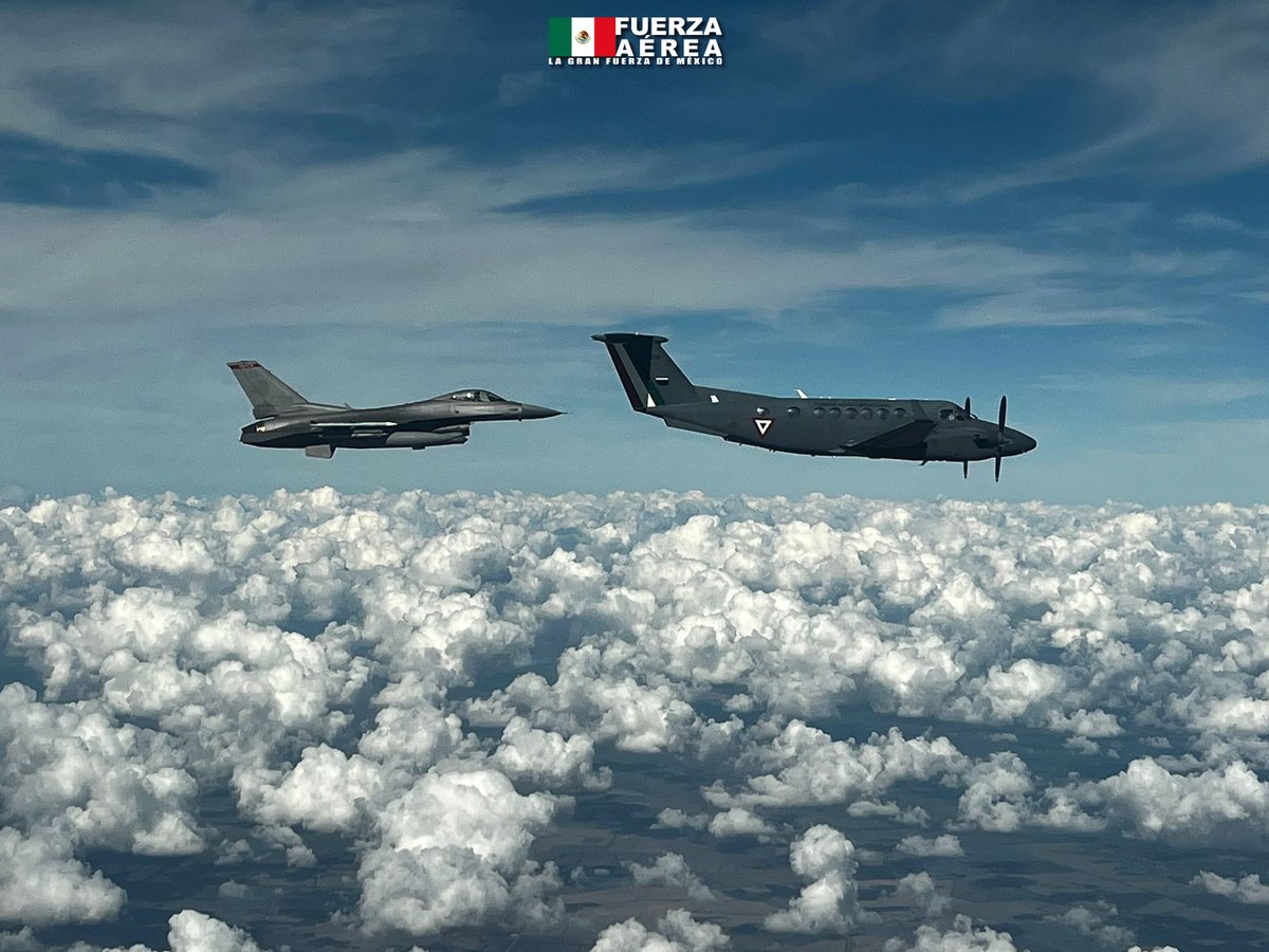 maeroespacial's tweet photo. Personal de la #FuerzaAéreaMx realiza el ejercicio conjunto #AmalgamEagle 2022 con la #AFNORTH para la detección e identificación de objetivos aéreos sospechosos, ilícitos o de amenaza. Puedes verlo en el siguiente enlace: 
https://t.co/7SToauLtDB https://t.co/4uEJVPu2Ra