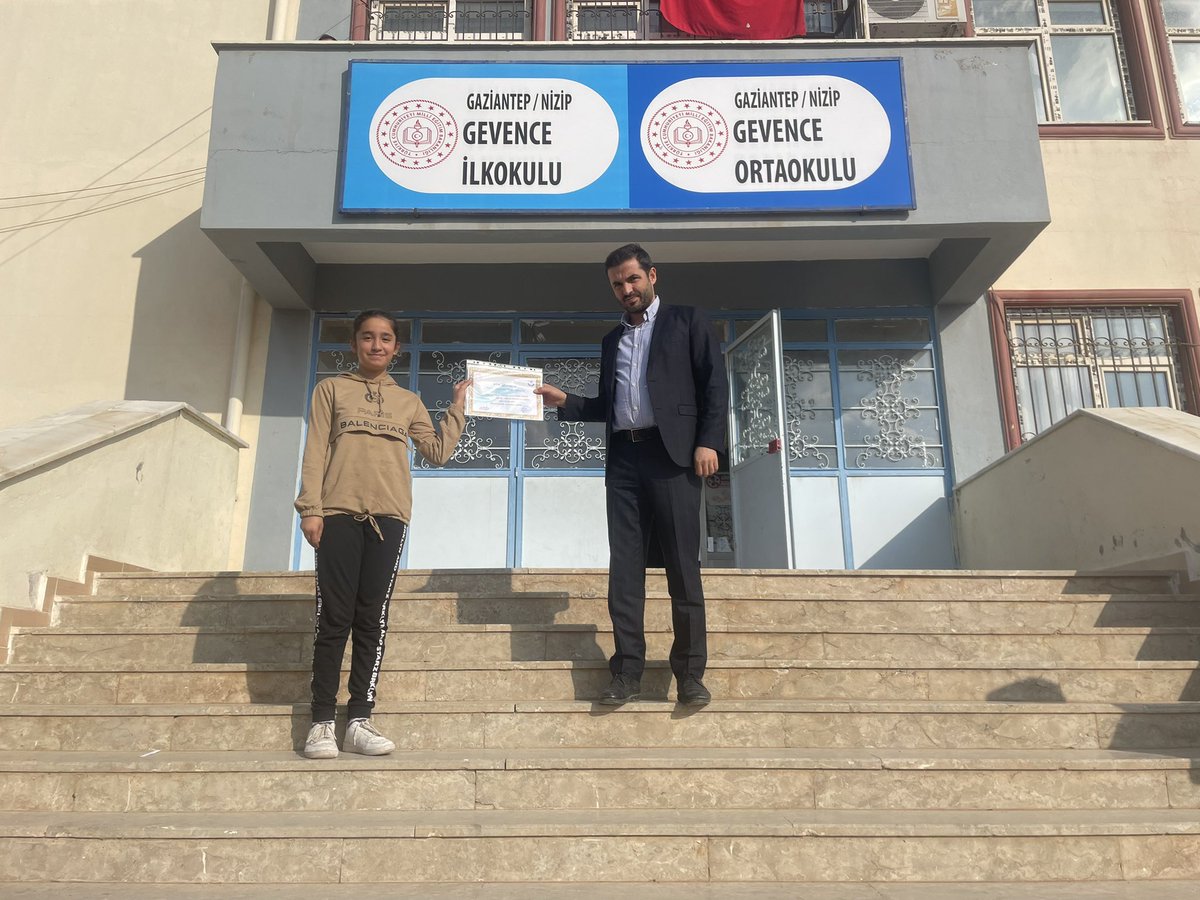 Başarıyı Artırma Projesi kapsamında belirlenen “Ayın Öğrencisi” ilkokul kademesinde 3/A sınıfından Rümeysa Kılıçparlar, ortaokul kademesinde 8/B sınıfından Çağla Yalçın oldu.