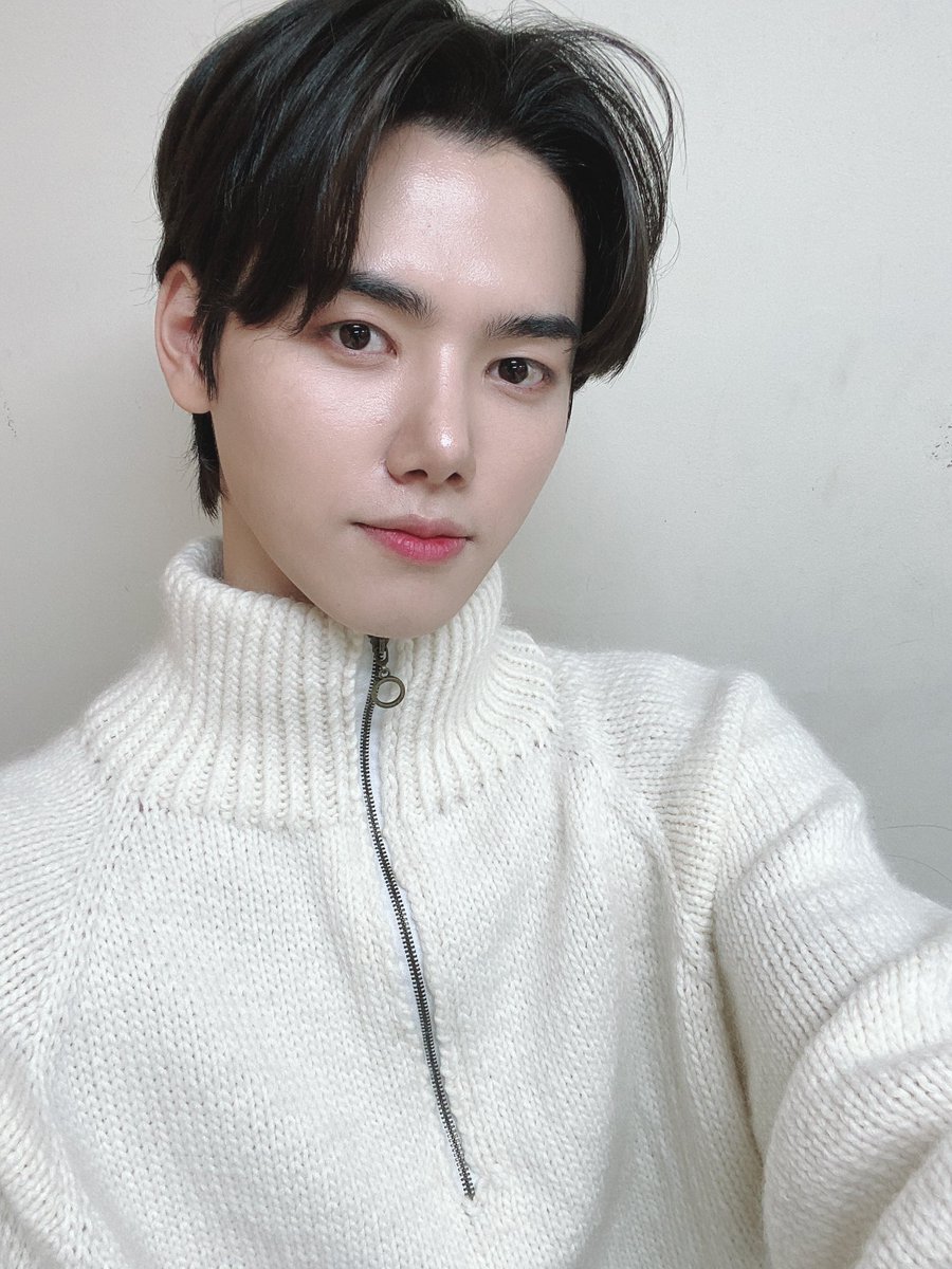 _917_m's tweet photo. 뜨개 시작하면서 목표가 민희 니트 뜨기였고 작년 시월 내내 뜨면서 민희 생각으로 가득 찬 시간을 보낼 수 있었어 ! 내 마음을 조금이나마 보일 수 있는 방법이 있어 다행이라고 편지에 적었는데 잘 전달 된 거 같아 너무 기뻐 !! 생애 최고의 11월 11일 만들어줘서 고마워 민희야➰💗 https://t.co/2mk1NxS99N
