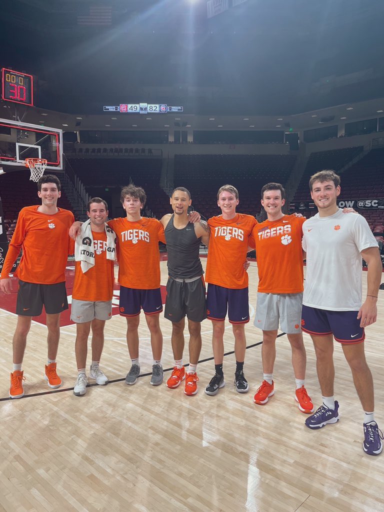 ClemsonManagers's tweet photo. STATE CHAMPS‼️
Huge win for our squad last night! Big thanks to @USCMBBmanagers for letting us come get a good run in! #ShoutoutAaron
82-49 Good Guys https://t.co/6ubK99ePUS