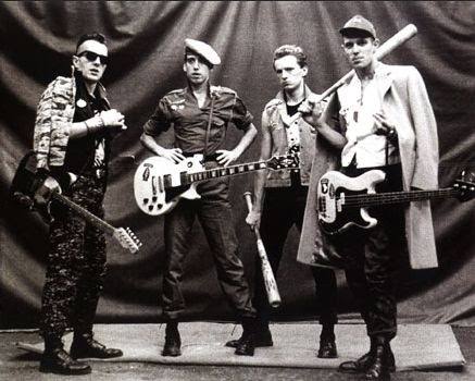 FRicky_M's tweet photo. #KornoEnVivaldi Grabe ese LIVE 8 en VHS y recuerdo la cara de emoción e incredulidad de mi papá cantando y viendo la reunión de Pink Floyd,increíble. Que suene The Clash con "Police On My Back" Live At The Shea Stadium para este viernes,chido fin TK @korno y amo del universong. https://t.co/2zJUUVrkLk