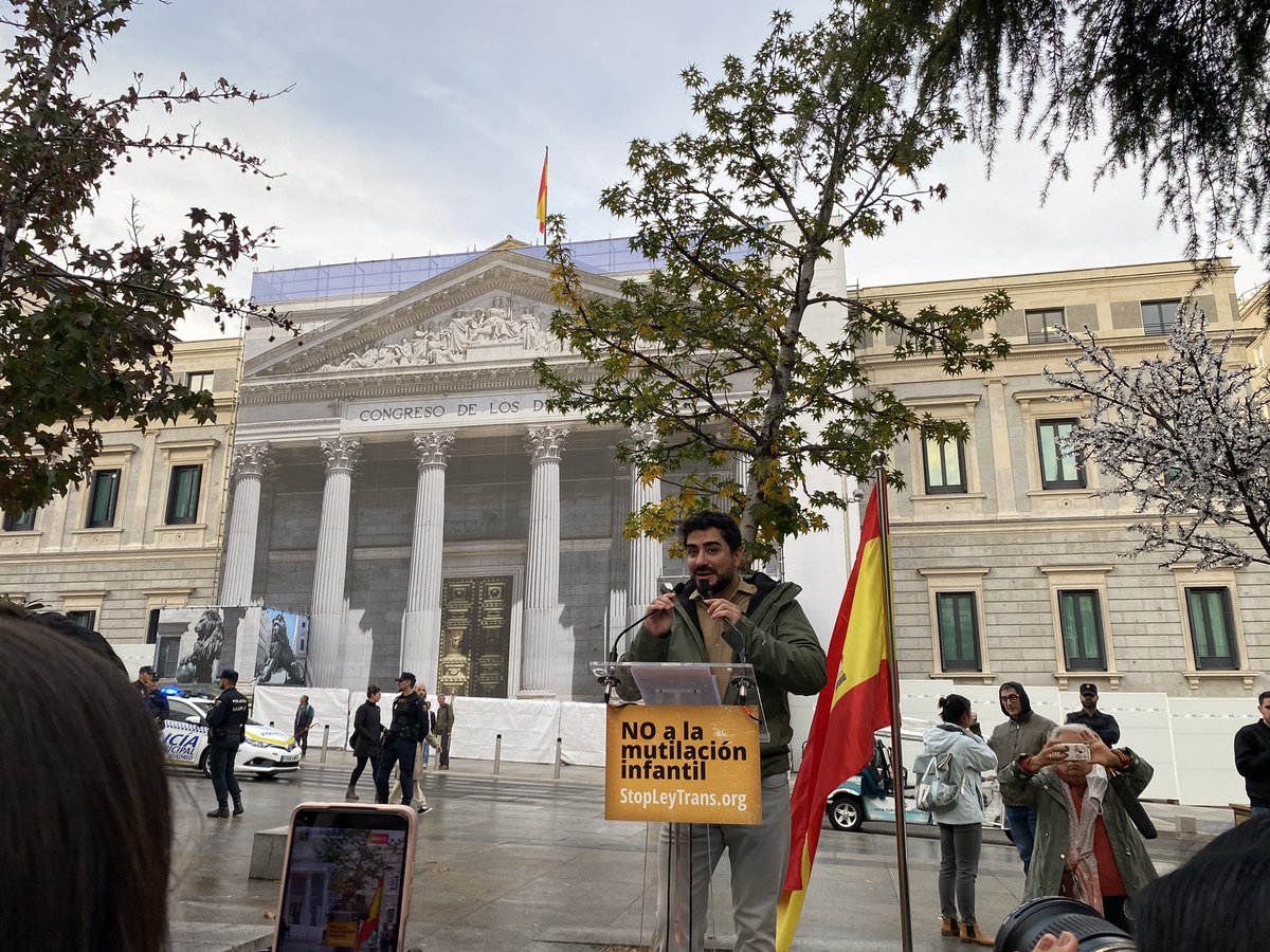 tgnoblejas's tweet photo. Estamos en la manifestación #StopLeyTrans . #Alvise https://t.co/z1PWdWMqyx