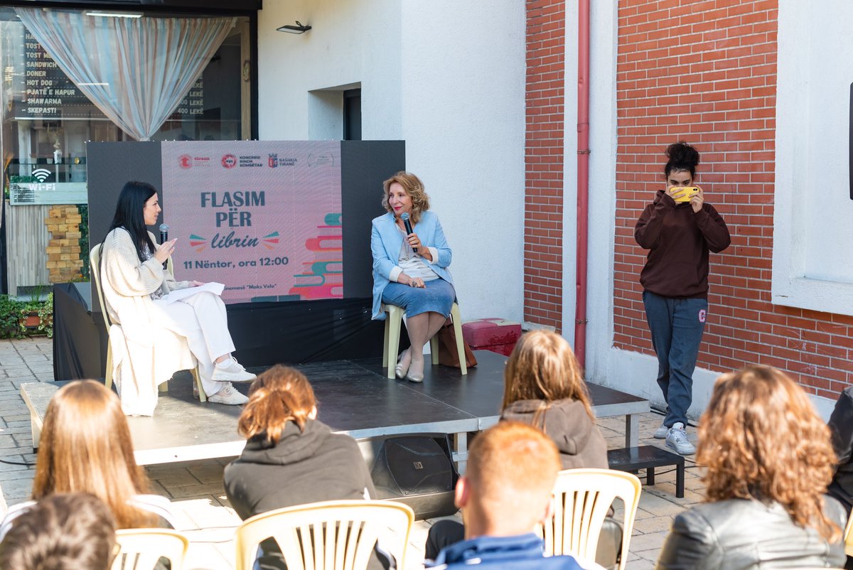 Flasim për librin 📚
Para kinemasë "Maks Velo" bashkë me cunat dhe gocat e Laprakës diskutuam me autoren Diana Çuli rreth librit. 

Kush nuk lexon, në moshën 70-vjeçare do të ketë jetuar vetëm një jetë: të vetën. ~Umberto Eco~