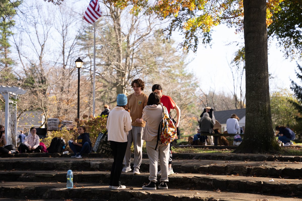 Yesterday during Wellness Day, Upper Schoolers enjoyed a variety of workshops such as smoothie making, hiking, &amp; meditation. Jordan Burnham from Minding Your Mind presented and PAWS for People greeted them at lunch!
Thank you US Counselor Sarah Satinsky! 💛🌲