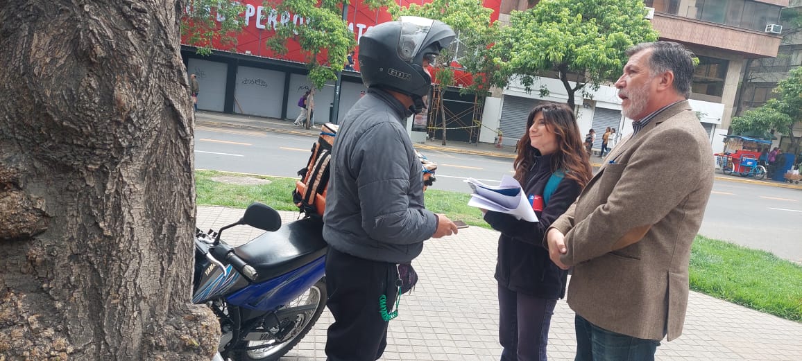 DirecDelTrabajo's tweet photo. 📢 [AHORA] @DRTMetrooriente e IPT Providencia, realizan Programa Nacional de Fiscalización del cumplimiento de las condiciones laborales de trabajadoras y trabajadores de plataformas digitales, encabezados por la directora regional, Antonella Cassi #TrabajoDecente https://t.co/SRZh1cgO5n