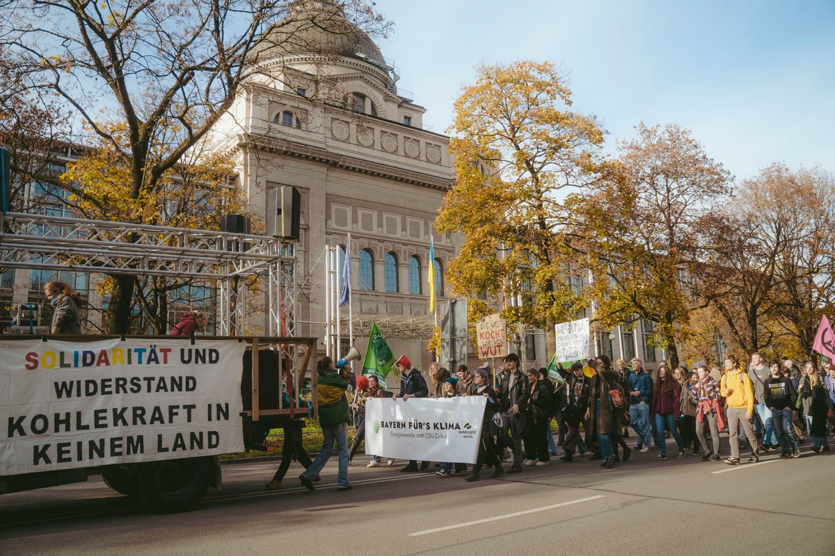fff_muc's tweet photo. 🚨 Mit mehreren hundert Menschen aus Bayern fordern wir heute: Schluss mit #SödersKlimaMärchen! 💥
Bäume umarmen reicht nicht. Nur eine echte Energiewende hilft uns weiter. Instapolitik und CSU-Zirkus nicht. #FridaysForFuture #BayernFürsKlima
📸@Mufkinn https://t.co/CuYxopJpDY