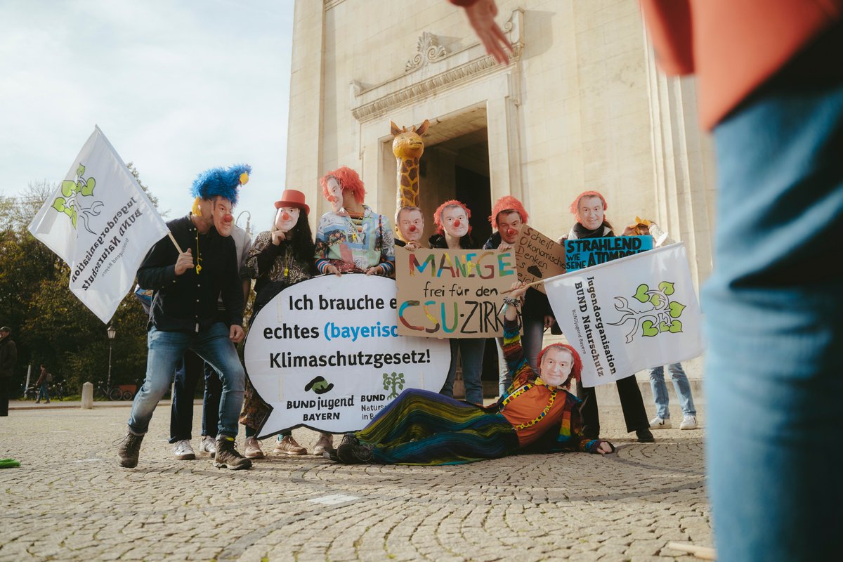 fff_muc's tweet photo. 🚨 Mit mehreren hundert Menschen aus Bayern fordern wir heute: Schluss mit #SödersKlimaMärchen! 💥
Bäume umarmen reicht nicht. Nur eine echte Energiewende hilft uns weiter. Instapolitik und CSU-Zirkus nicht. #FridaysForFuture #BayernFürsKlima
📸@Mufkinn https://t.co/CuYxopJpDY