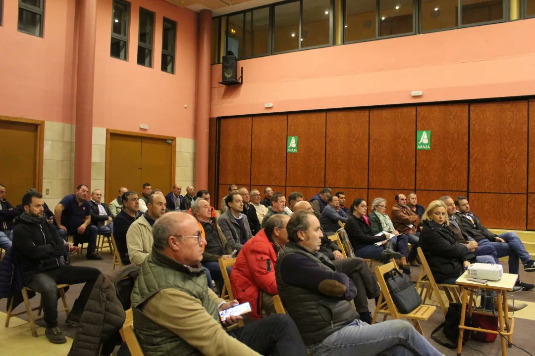 AsajaValladolid's tweet photo. Os seguimos acercando las Novedades de la Nueva #PAC para que toméis la mejor decisión para vuestra explotación. Ayer, en colaboración con #Zalsa que nos habló de tratamientos #Fitosanitarios innovadores, estuvimos en #Villabrágima. https://t.co/CEpMsxGydo
