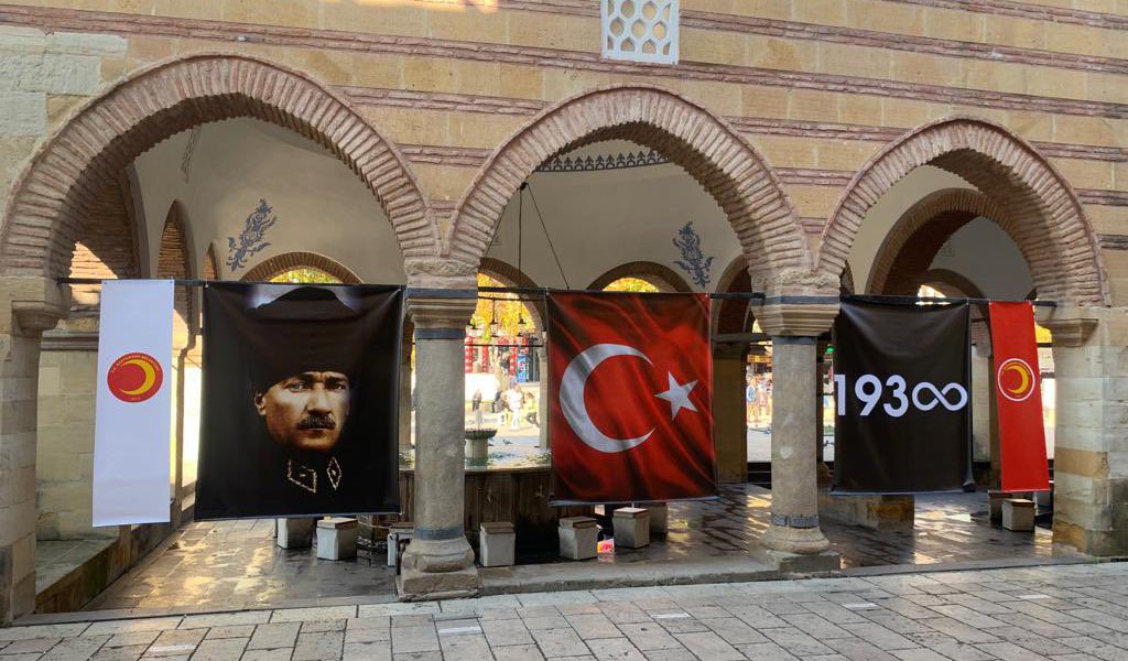 dailyislamist's tweet photo. 🔴 MHP'li Kastamonu Belediyesi, Kadı Nasrullah Bey Cami avlusuna Mustafa Kemal fotoğrafı astı, daha sonra mevlid okuttu. Duayı yapan kişi, Hz.Peygamber ve Mustafa Kemal’i aynı anda zikretti. https://t.co/07lZNGmIqQ