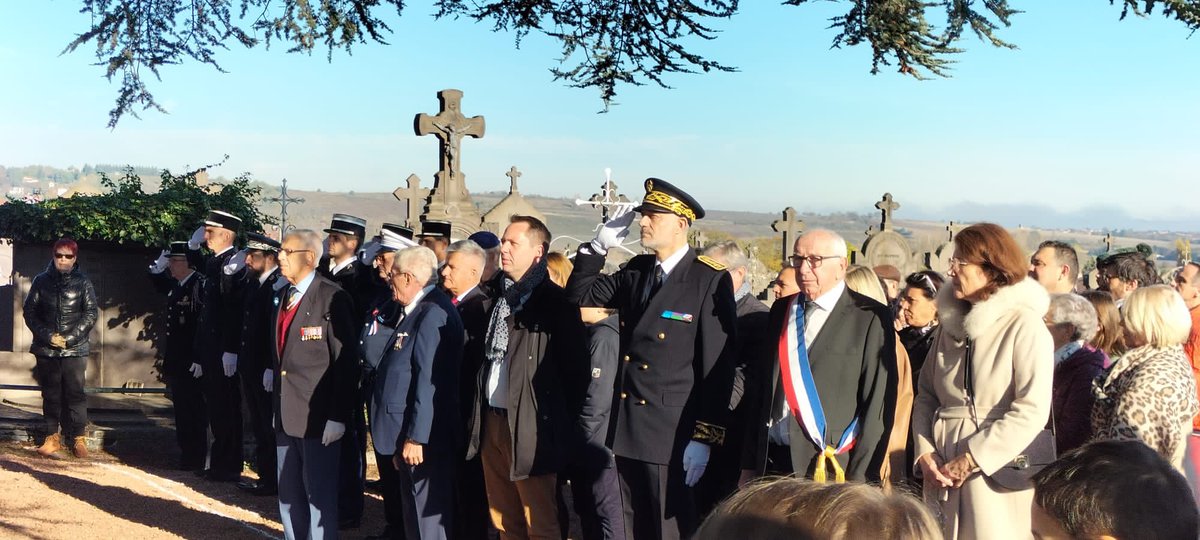 PecoulPierre's tweet photo. Belle et émouvante cérémonie du 11 novembre en présence de nombreux Riomois et enfants de nos écoles. Que la flamme du souvenir ne s’éteigne jamais! 🇫🇷 #riom #ArmisticeDay #memoire https://t.co/PszwDcIhcC