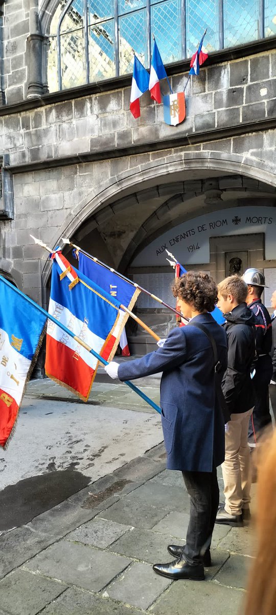 PecoulPierre's tweet photo. Belle et émouvante cérémonie du 11 novembre en présence de nombreux Riomois et enfants de nos écoles. Que la flamme du souvenir ne s’éteigne jamais! 🇫🇷 #riom #ArmisticeDay #memoire https://t.co/PszwDcIhcC