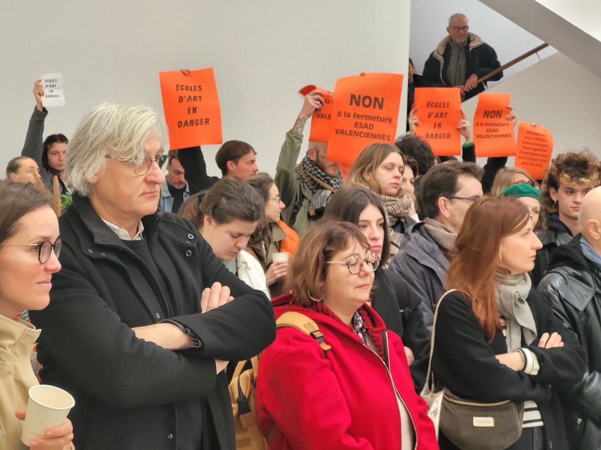 Nous, communauté des écoles supérieures d'art et design, vous interpellons pour sauver l’école de #Valenciennes
<a href="/ESADV/">ESAD Valenciennes</a>, école fondée en 1782, et délivrant des diplômes nationaux du <a href="/MinistereCC/">Ministère de la Culture 🇫🇷</a> 
<a href="/Valenciennes_/">Ville Valenciennes</a> <a href="/Valmetropole/">Valenciennes Agglo</a> <a href="/hautsdefrance/">Région Hauts-de-France</a> <a href="/RimaAbdulMalak/">Rima Abdul Malak</a> <a href="/valevals9/">Valérie Beyrouti</a> <a href="/LauDegallaix/">Laurent Degallaix</a>