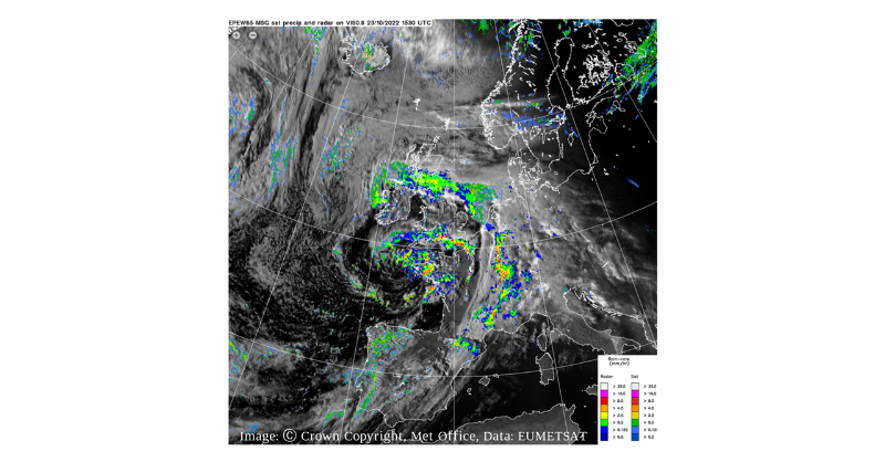 MetOffice_Sci's tweet photo. A new study by @metoffice scientist Dr @SegoleneBerthou shows that future winter storms are likely to bring more heavy localised rain - closer to the high rain rates we're experiencing in current autumn storms, with potential for more winter flooding 🌧️

Learn more 👇