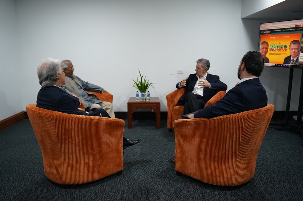 UExternado's tweet photo. Los dos premios Nobel de Paz, Muhammad Yunus, (@Yunus_Centre) y Juan Manuel Santos Calderón, (@JuanManSantos), se reúnen con decanas(os) y directivas(os) de @UExternado antes de hablar del impacto y futuro de los negocios sociales con nuestra comunidad externadista. 🕊🇨🇴 https://t.co/ZGGonCz1rG