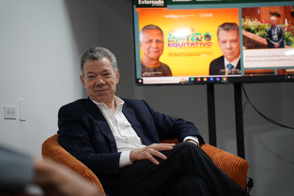 UExternado's tweet photo. Los dos premios Nobel de Paz, Muhammad Yunus, (@Yunus_Centre) y Juan Manuel Santos Calderón, (@JuanManSantos), se reúnen con decanas(os) y directivas(os) de @UExternado antes de hablar del impacto y futuro de los negocios sociales con nuestra comunidad externadista. 🕊🇨🇴 https://t.co/ZGGonCz1rG