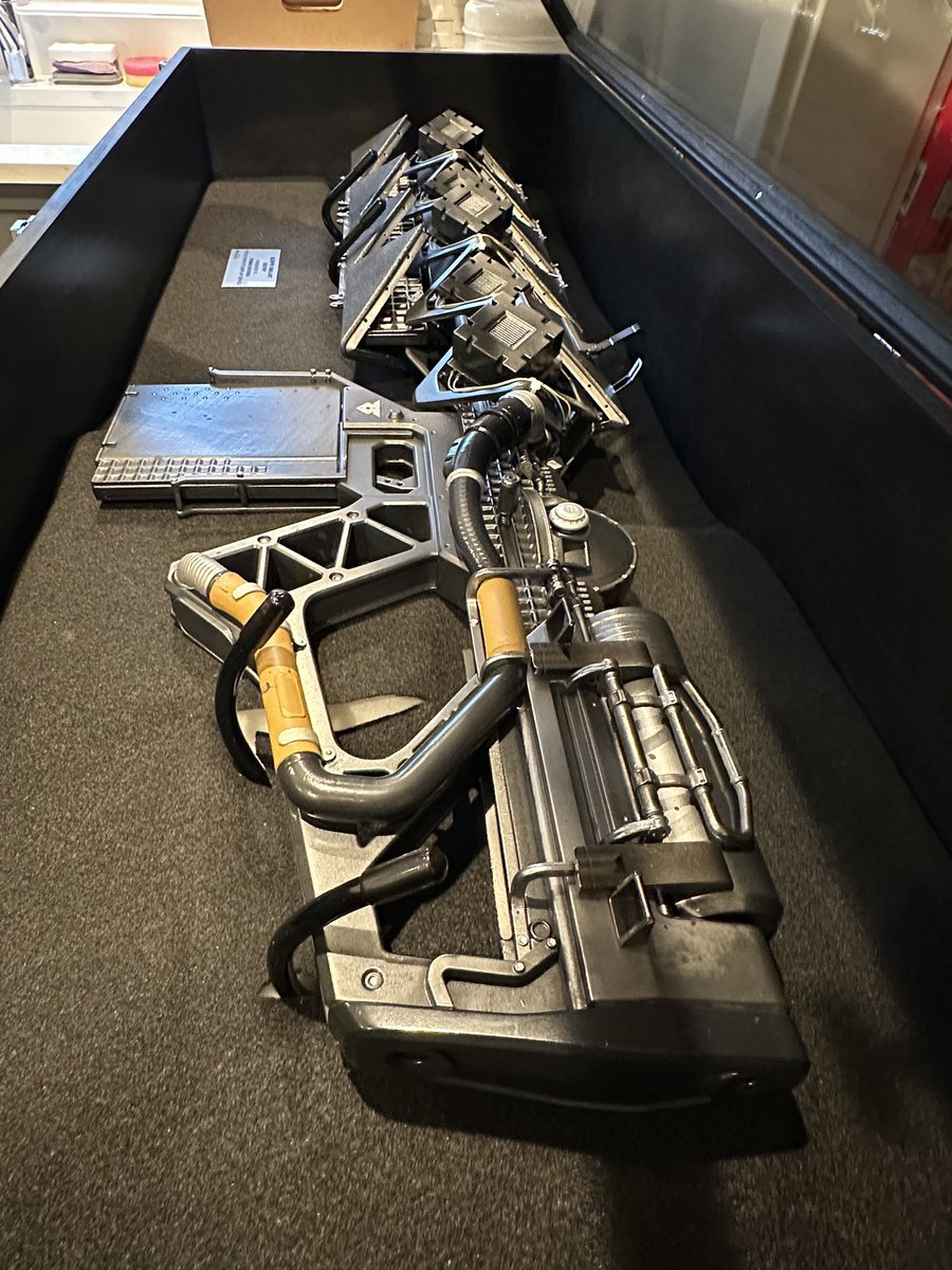 destinytrack's tweet photo. Employee has been working at Bungie for 20 years! 

The Studio gave him a life sized Sleeper Simulant 

This is EPIC! 

(Via @Achronos) https://t.co/RZZNRnDXtv